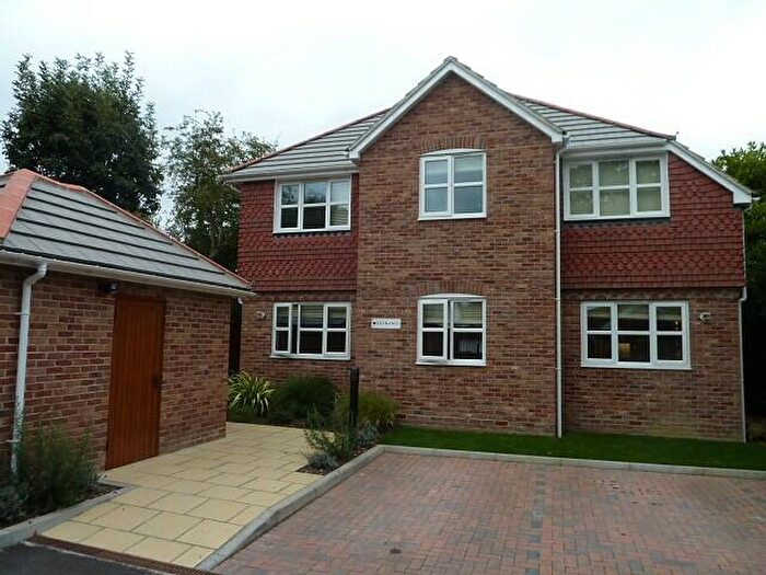 2 Bedroom Flat To Rent In Heroncrest Mews Dragon Street, Petersfield, GU31