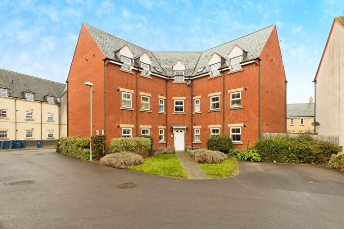 2 Bedroom Flat To Rent In Deans Court, Bishops Cleeve, GL52