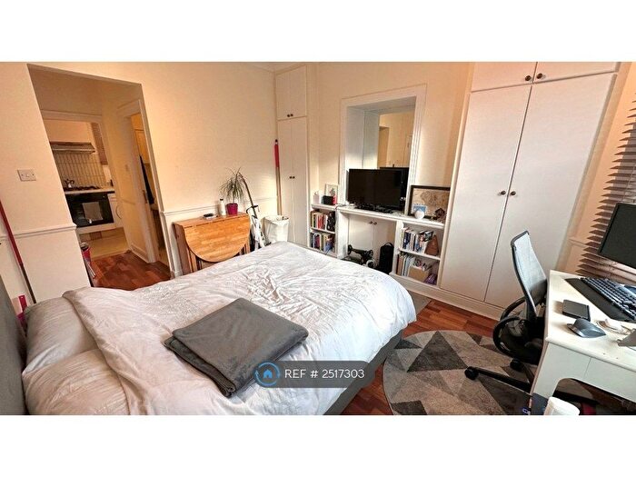 Studio To Rent In Shepherds Bush, London, W12