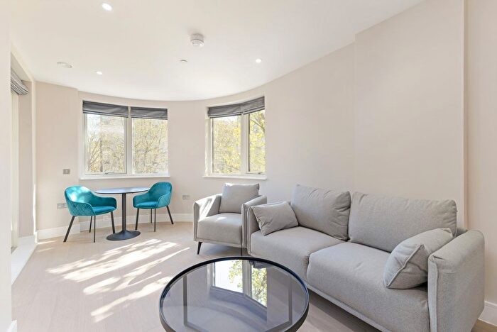 1 Bedroom Flat To Rent In Hyde Apartments, Battersea Bridge Road, SW11