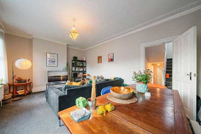 2 Bedroom Flat To Rent In Gillespie Road, London, N5