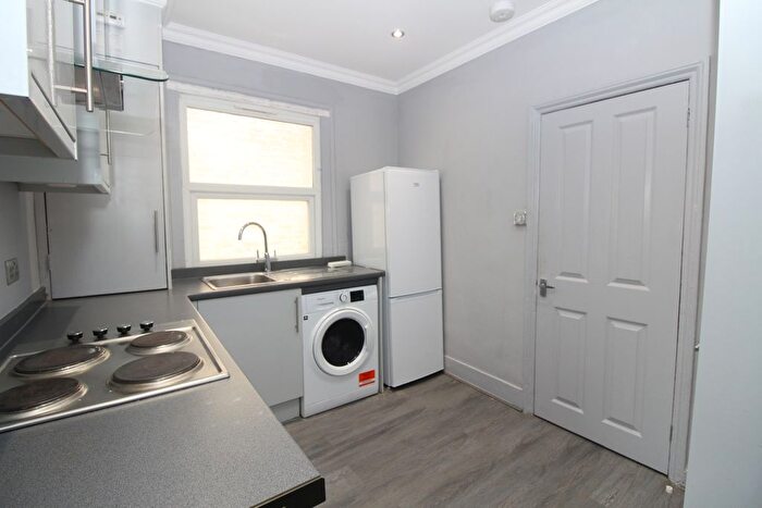 2 Bedroom Flat To Rent In Kellino Street, Tooting, SW17