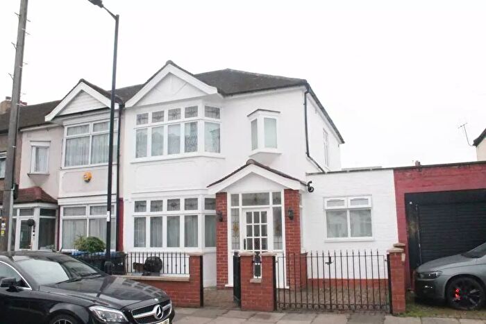 Studio To Rent In Cavendish Road, London, N18