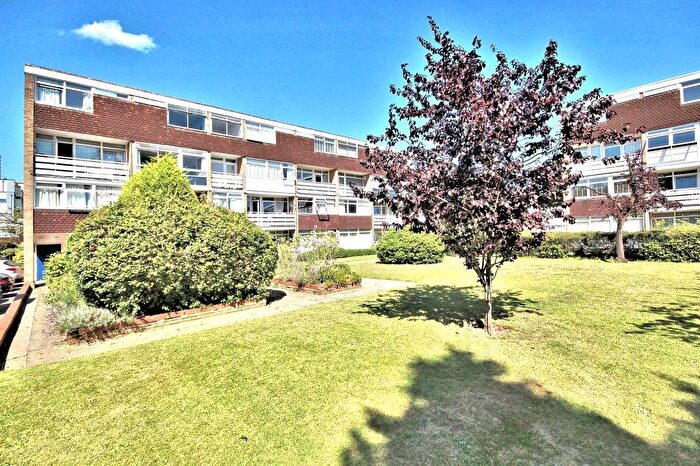 2 Bedroom Flat For Sale In Woking, Surrey, GU22