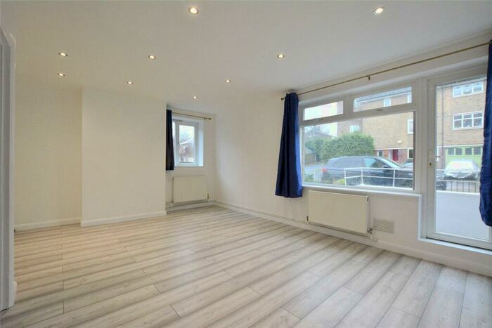 3 Bedroom Apartment To Rent In Lawn Terrace, Blackheath, London, SE3