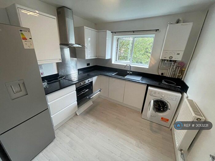2 Bedroom Flat To Rent In Stretford, Manchester, M32