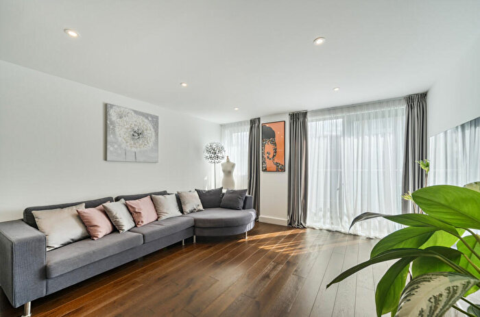 2 Bedroom Apartment For Sale In East Smithfield, Tower Hill, E1W