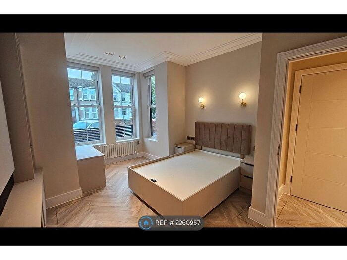 2 Bedroom Flat To Rent In Arlington Gardens, Ilford, IG1