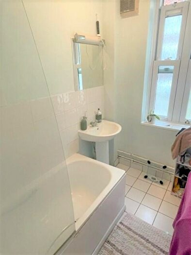 3 Bedroom Flat To Rent In Speakman House, Gibraltar Walk, London, E2