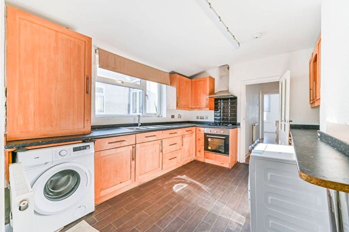 1 Bedroom Flat To Rent In Bensham Grove, Norbury, London, CR7