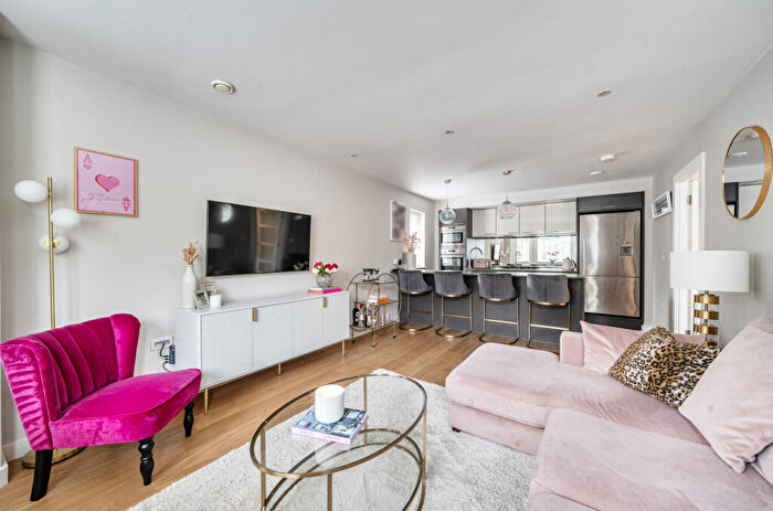 2 Bedroom Apartment For Sale In Almond Close, Windsor, Berkshire, SL4