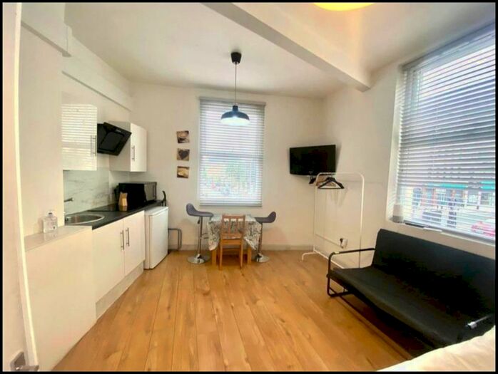 Studio To Rent In Commercial Road, London, E1