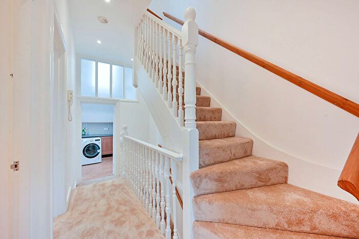 2 Bedroom Flat To Rent In Turnham Green Terrace, Turnham Green, London, W4