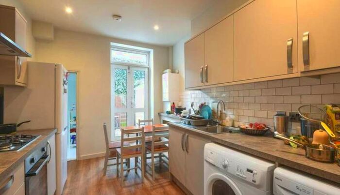 3 Bedroom Apartment To Rent In Hetley Road, Shepherds Bush, W12