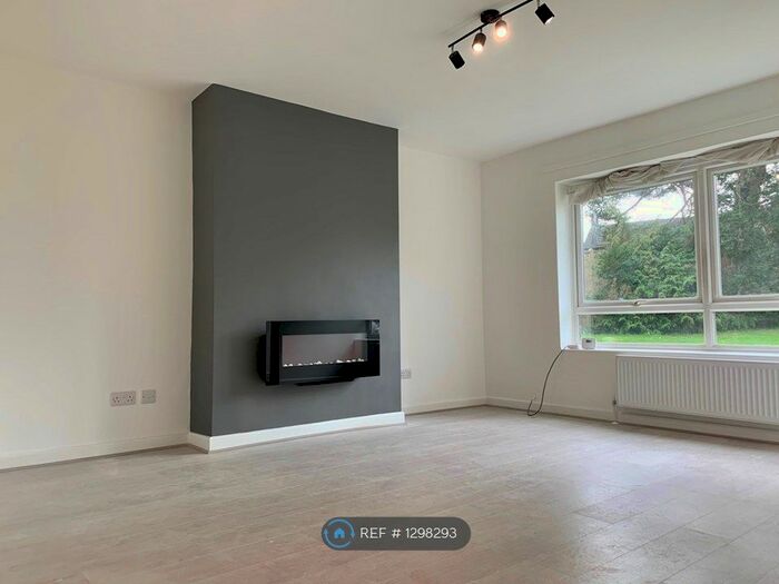 2 Bedroom Flat To Rent In Culverden Down, Tunbridge Wells TN4