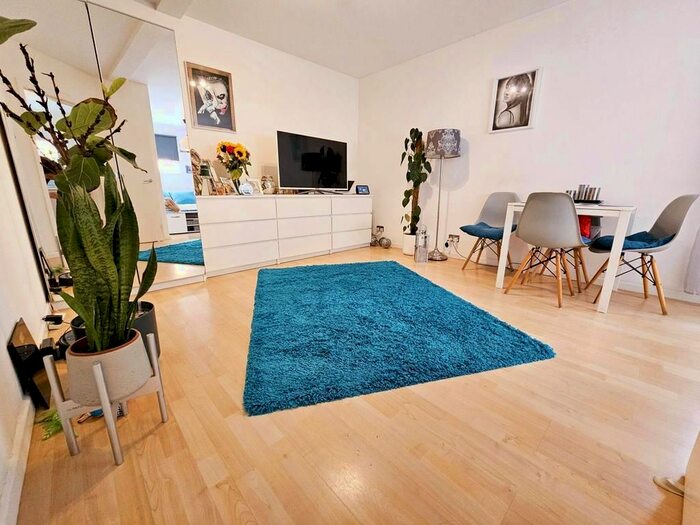 2 Bedroom Flat To Rent In Aplin Way, Isleworth, TW7