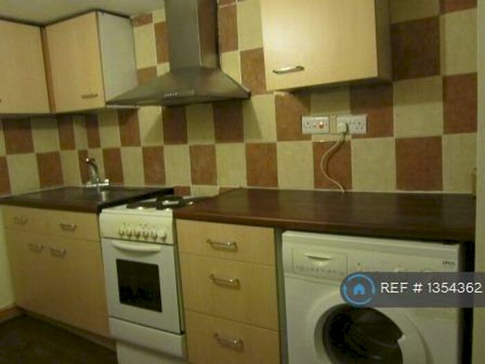 2 Bedroom Flat To Rent In Ladybarn Area, Manchester, M14
