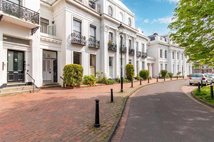 2 Bedroom Flat To Rent In Park Crescent, Worthing, BN11