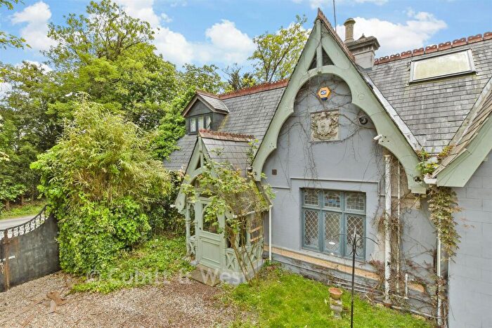 5 Bedroom Detached House For Sale In Redehall Road, Smallfield, Surrey, RH6
