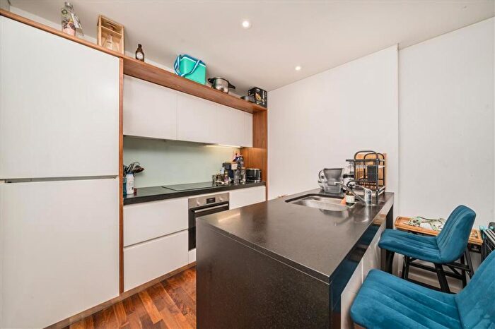 2 Bedroom Flat To Rent In Balham Grove, Balham, SW12