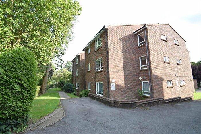 2 Bedroom Flat For Sale In The Avenue, Hatch End, Pinner, HA5