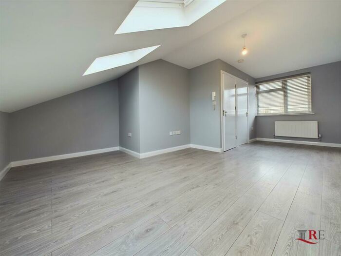 3 Bedroom Flat To Rent In Beaconsfield Road, London, NW10