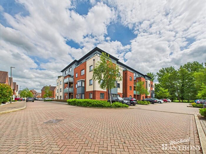 2 Bedroom Flat For Sale In Provis Wharf, Aylesbury, Buckinghamshire, HP20