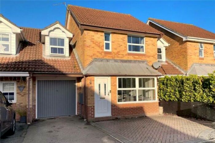 3 Bedroom Terraced House To Rent In Finches Close, Littlehampton, BN17