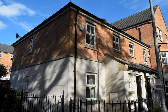 3 Bedroom Town House To Rent In Tuke Grove, Wakefield, WF1