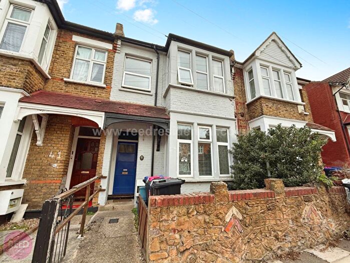 2 Bedroom Flat To Rent In Wenham Drive, Westcliff On Sea, SS0