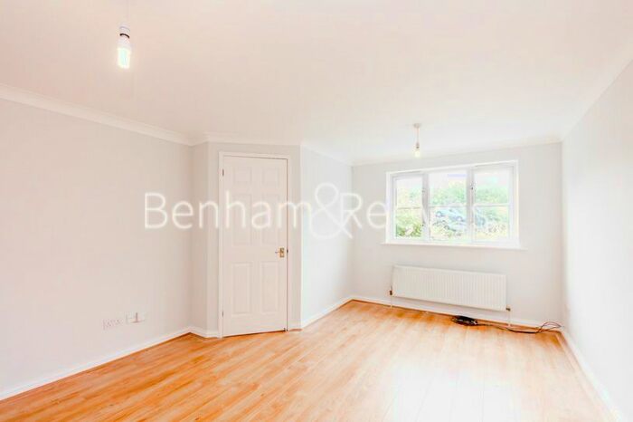 1 Bedroom Semi-Detached House To Rent In Balmoral Avenue, New Southgate, N11