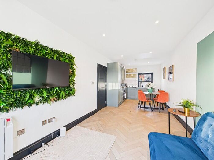 3 Bedroom Apartment To Rent In Western Road, Brighton, BN1