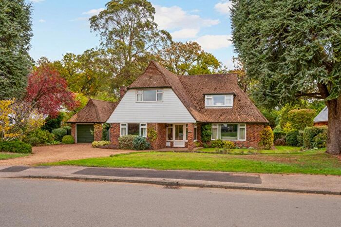 4 Bedroom Detached House For Sale In The Paddocks, Weybridge, KT13