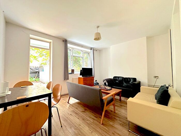 3 Bedroom Flat To Rent In Solander Gardens, Aldgate, E1