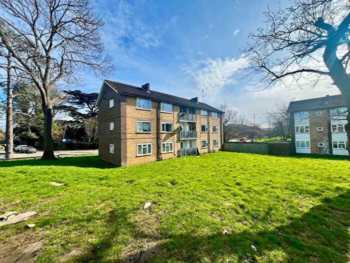 2 Bedroom Flat For Sale In White Hart Road, Hemel Hempstead, Hertfordshire, HP2