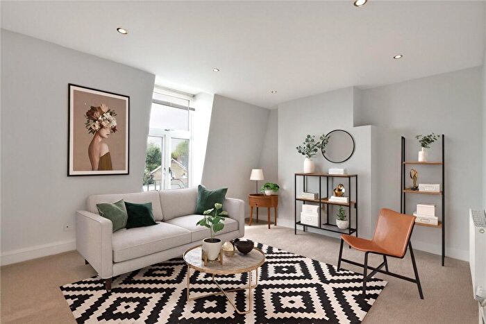 2 Bedroom Flat To Rent In Sarre Road, Cricklewood, NW2