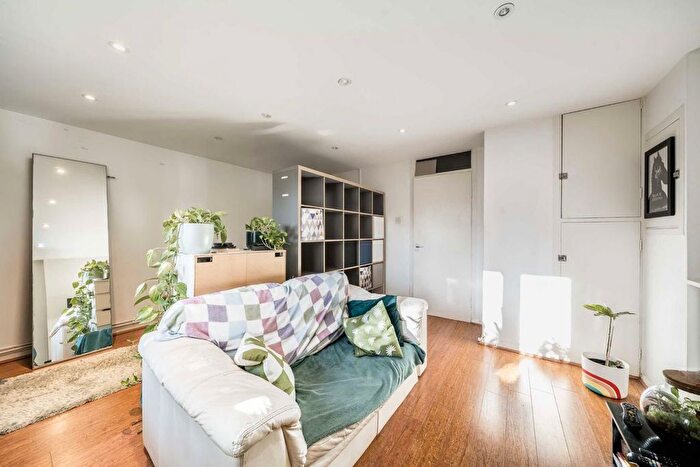 Studio For Sale In Hawes Street, Islington, N1