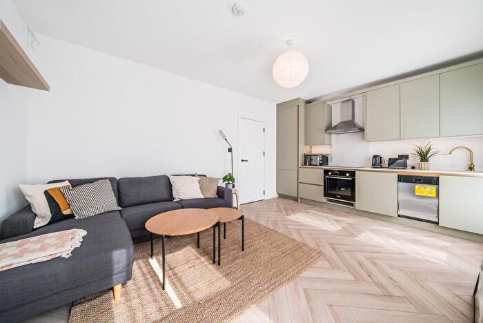 4 Bedroom Flat To Rent In York Road, Clapham Junction, London, SW11