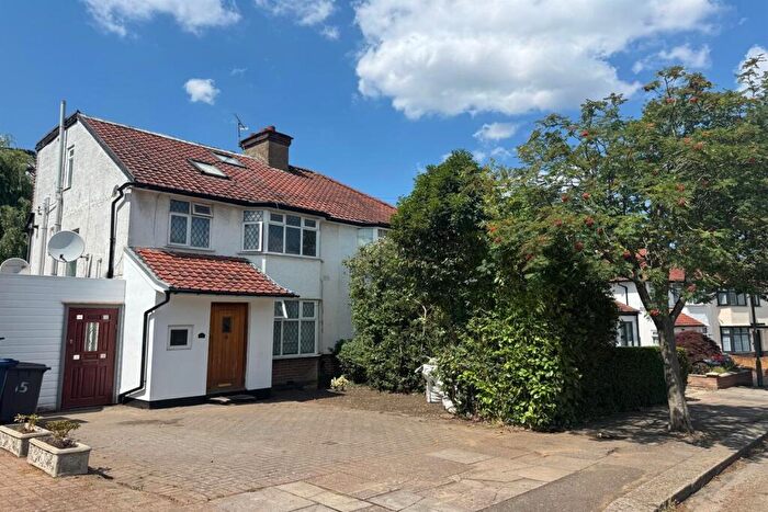 5 Bedroom House To Rent In Oakwood Drive, Edgware, HA8