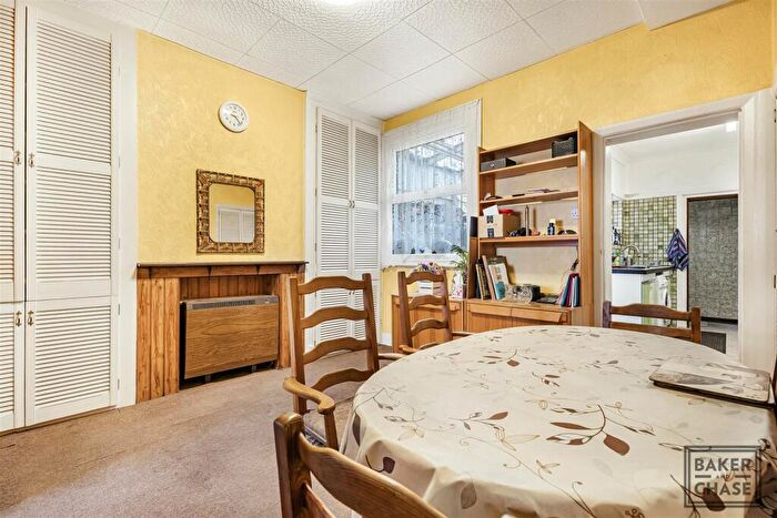 3 Bedroom Terraced House For Sale In Holtwhites Hill, Enfield, EN2