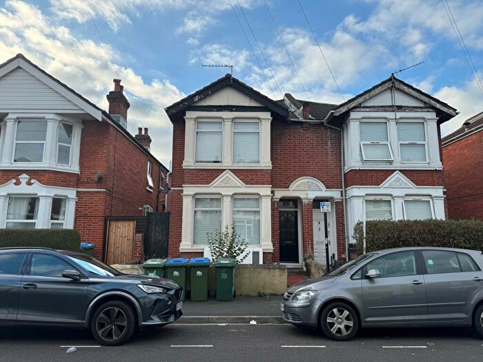 4 Bedroom Semi-Detached House To Rent In Harborough Road, SO15