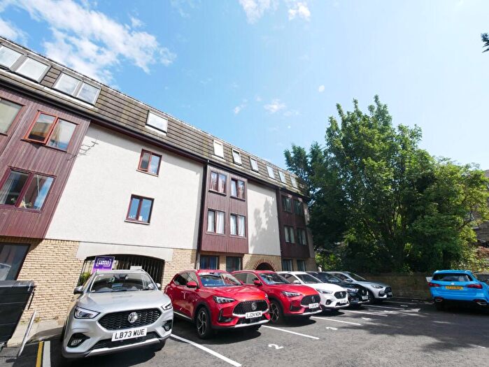 2 Bedroom Flat To Rent In Lochrin Place, Tollcross, Edinburgh, EH3