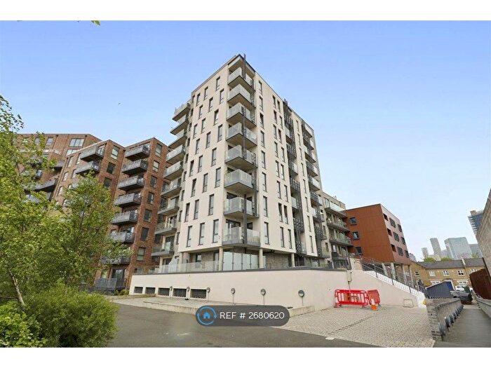 3 Bedroom Flat To Rent In Salcombe Court, London, E14