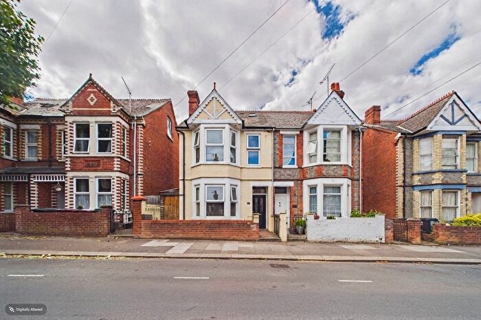4 Bedroom Semi Detached House For Sale In Wantage Road, Reading, Berkshire, RG30