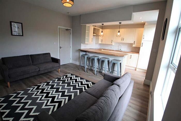 4 Bedroom Flat To Rent In Cliff Road, Woodhouse, Leeds, West Yorkshire, LS6