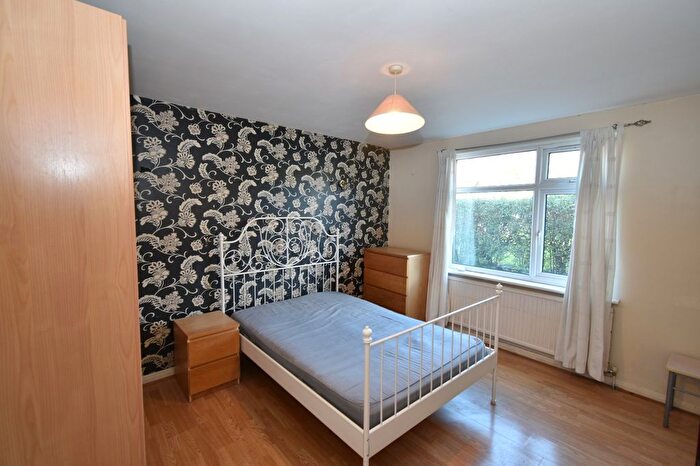 2 Bedroom Maisonette For Sale In The Fairway, London, NW7