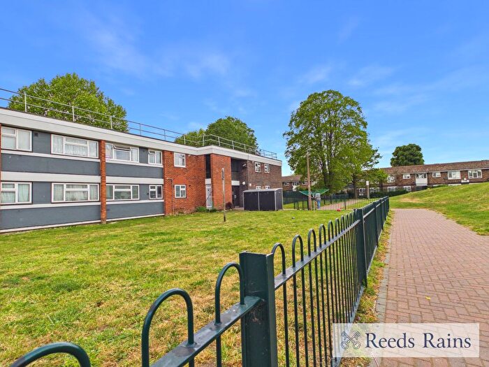 2 Bedroom Flat For Sale In Canfield Road, Rainham, RM13