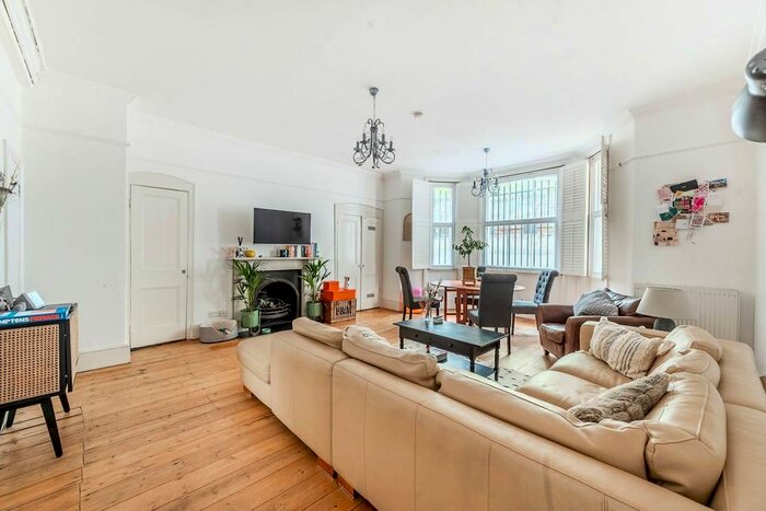2 Bedroom Flat To Rent In Cromwell Road, Kensington, London, SW5