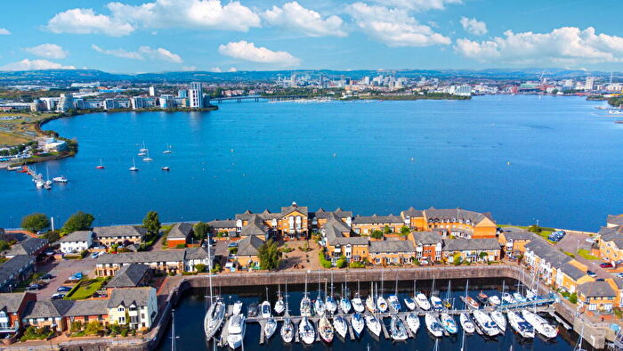 2 Bedroom Flat For Sale In Northcliffe Drive, Penarth, CF64