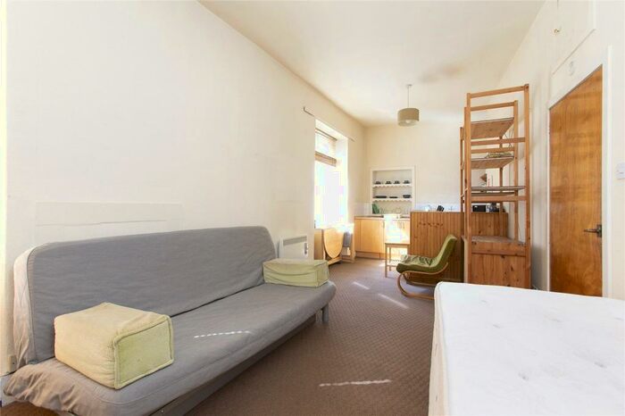 Flat To Rent In High Street, Old Town, Edinburgh, EH1